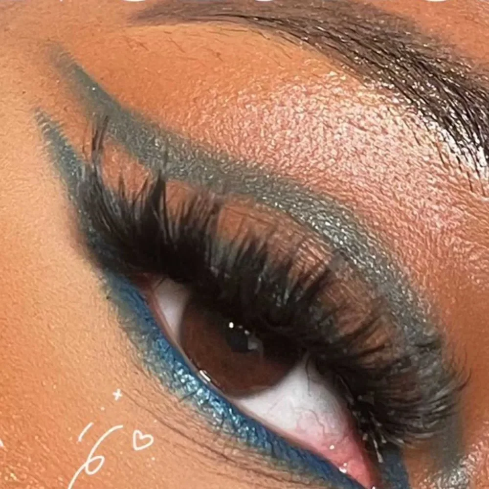 Makeup Revolution color blue